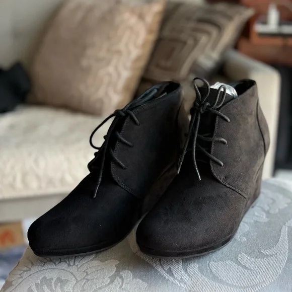 NEW Merona Black Lace-Up Ankle Vegan Suede Wedge Boots - Picture 2 of 6